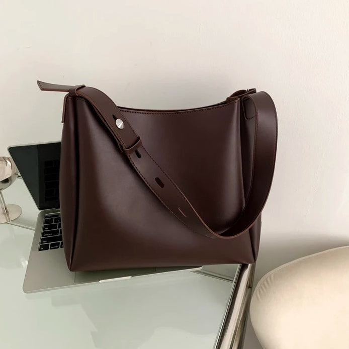 Asløg | Minimalist Shoulder Bag in Modern Cut
