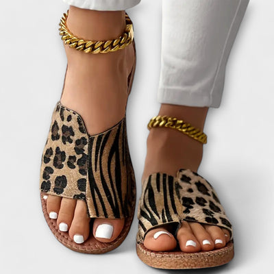 Chic Two-Tone Slippers with Leopard Print