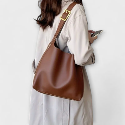 Elegant Shoulder Bag in Leather