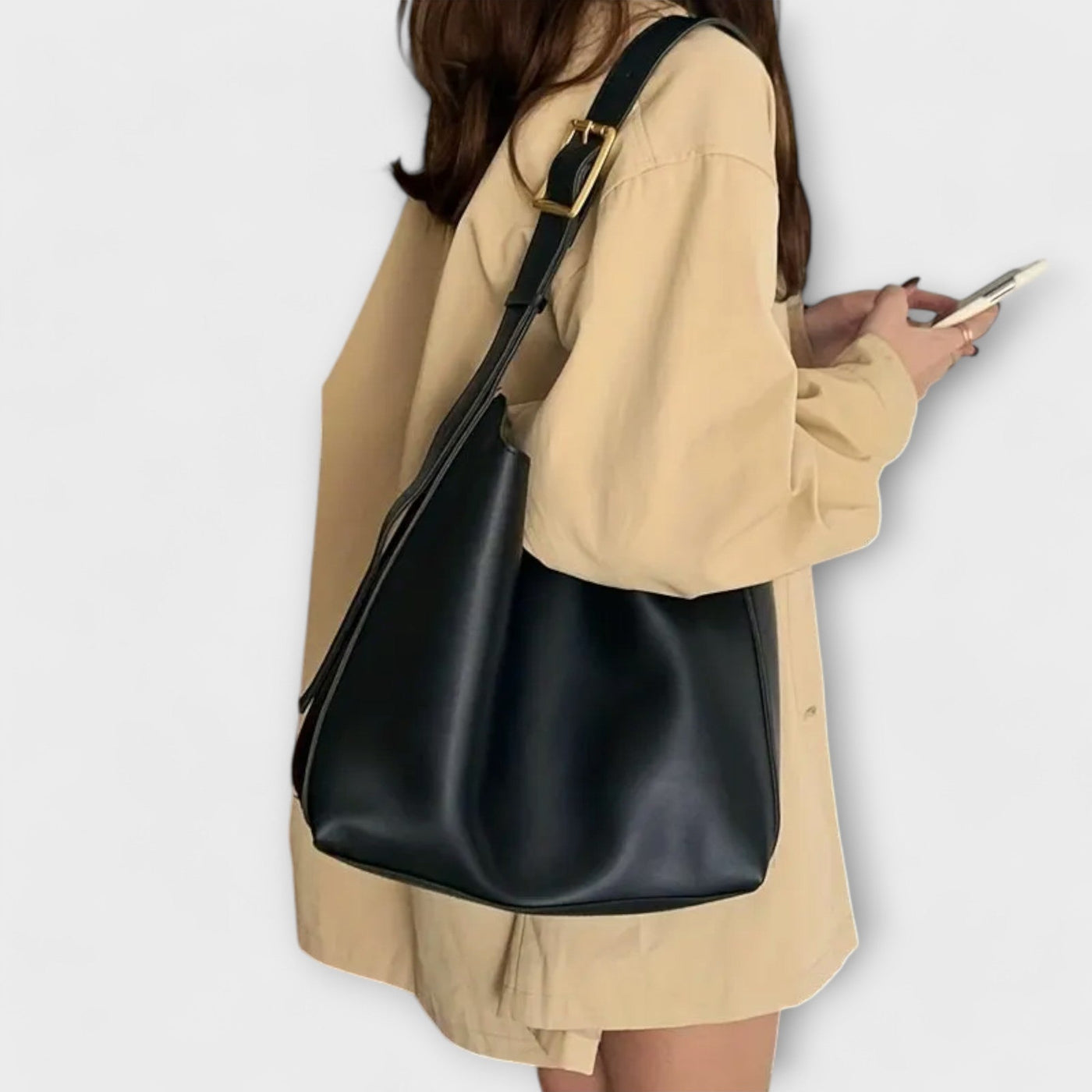 Elegant Shoulder Bag in Leather