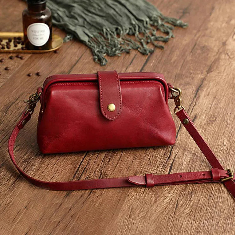 Edis | Classic Retro Shoulder Bag in Compact Format